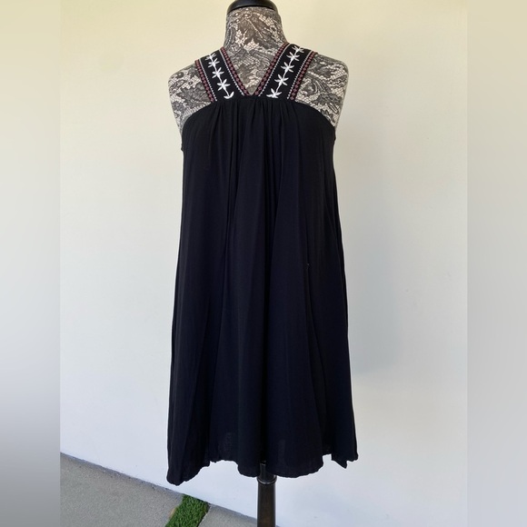 Black Sleeveless Dress with Embroidered Detail by cupcakes and cashmere size Med - Picture 1 of 5